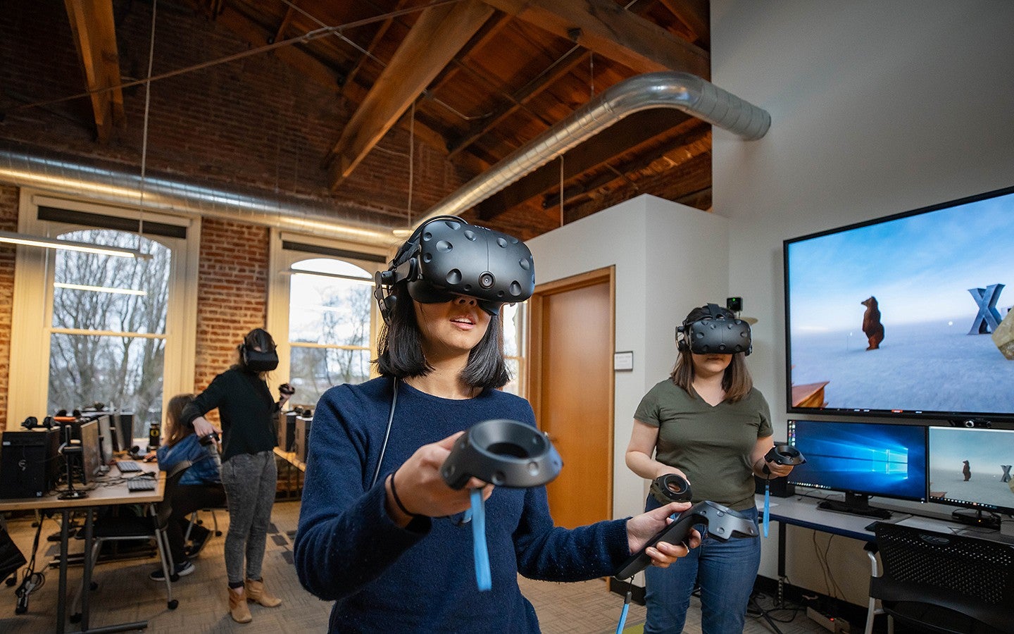 students use VR technology in the OR Lab at SOJC Portland