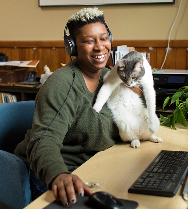 Tiara Darnell and her cat in front of a computer