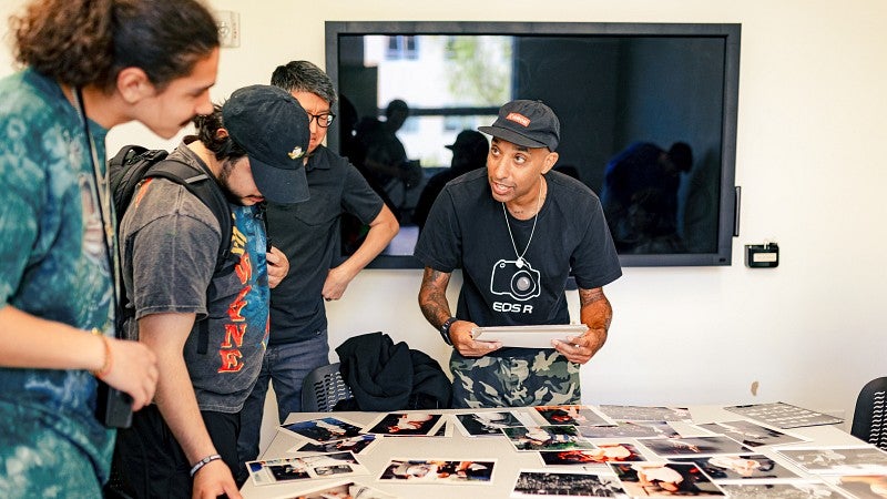 Atiba Jefferson reviews printed photos with SOJC students