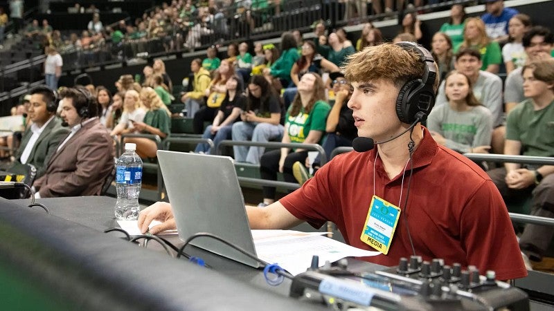 Brody Napier producing a broadcast during a University of Oregon volleyball game