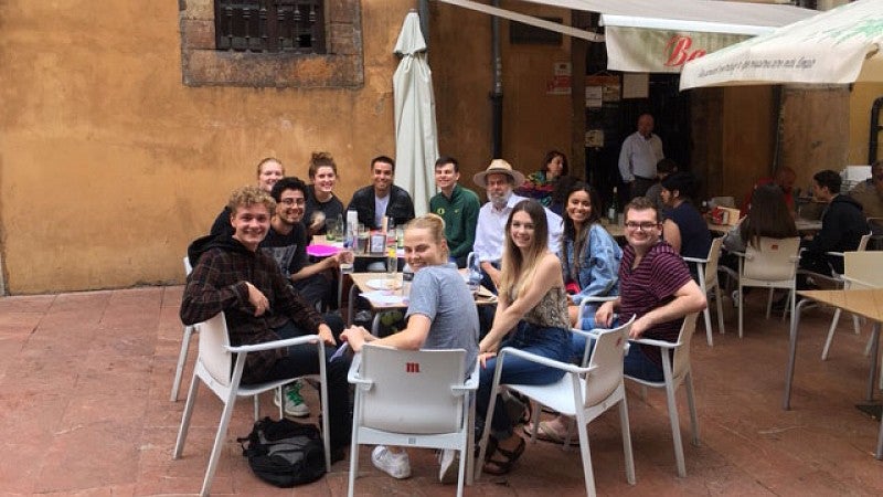 UO School of Journalism and Communication students in Oviedo, Spain having lunch