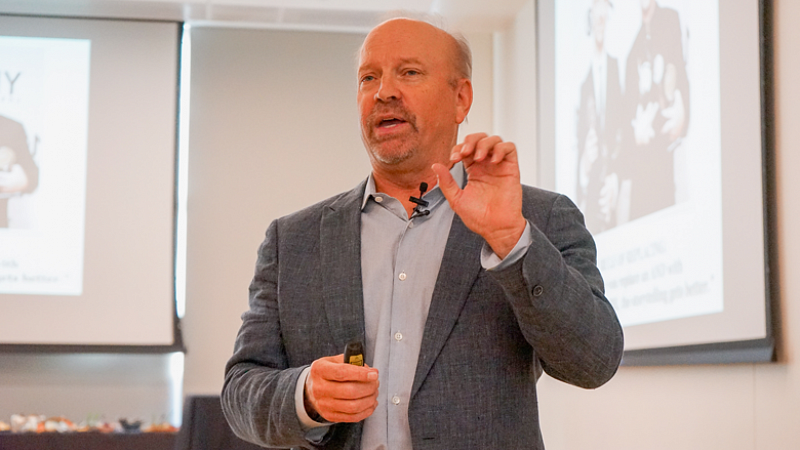 Randy Olson speaking at the University of Oregon School of Journalism and Communication