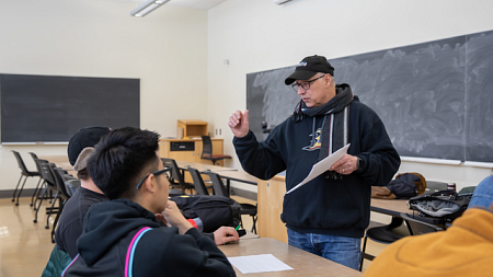 Dave Koranda teaching during Curiosity 101 class at the University of Oregon
