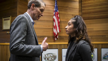 U.S. Sen. Ron Wyden talks with University of Oregon student Cynthia Aguilar-Arizmendi