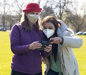 In addition to working full-time as a video producer, Whitney Gomes, ‘18 gives back to her alma mater as an instructor. Here Gomes (right) works with MMJ master’s student Sarah Shively, ‘22 (left) during a drone cinematography field session in Portland