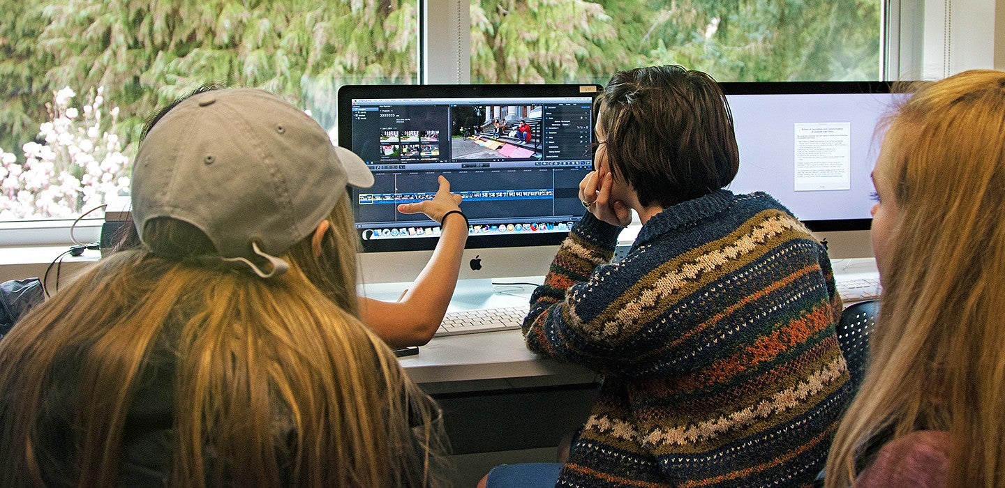 Students working together during SOJC Gateway Lab