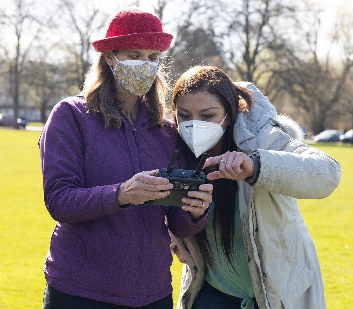 In addition to working full-time as a video producer, Whitney Gomes, ‘18 gives back to her alma mater as an instructor. Here Gomes (right) works with MMJ master’s student Sarah Shively, ‘22 (left) during a drone cinematography field session in Portland In addition to working full-time as a video producer, Whitney Gomes, ‘18 gives back to her alma mater as an instructor. Here Gomes (right) works with MMJ master’s student Sarah Shively, ‘22 (left) during a drone cinematography field session in Portland