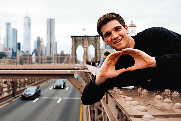 UO Student throwing the O
